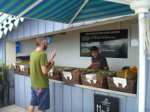 Tobi scheint Einheimische anzupöbeln