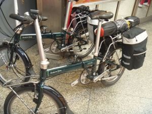 In München kommen wir mit anderen Radfahrern mit minimalem Gepäck ins Gespräch, die auch ihre Campingausrüstung mit hatten