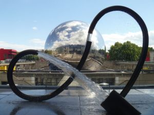 Blick vom Museum auf "La Geode"