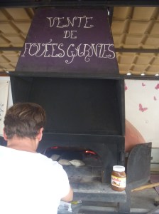 Wir belohnen uns nach gelungener Rettung am Flohmarkt von Saint-Brevin-l'Ocean