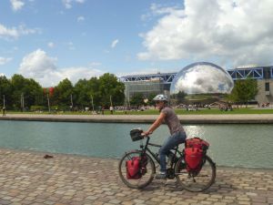 Wir überbrücken die Wartezeit im "Parc de la Villette"