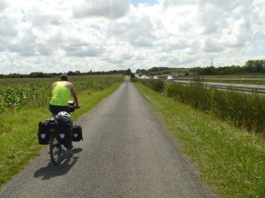Der Fahrradweg führt streckenweise entlang der Autobahn