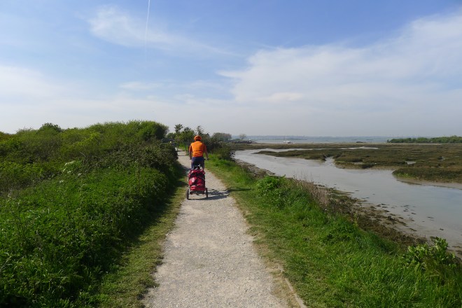 Der Weg führt entlang des Themsen Kanals.