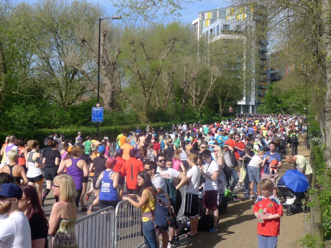 Ganz Hackney ist auf den Beinen. Es ist der heißeste Tag seit August!