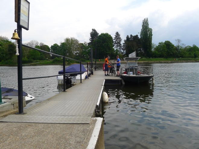 Fähre bei Weybridge-Shepperton: ein kurzes Vergnügen.